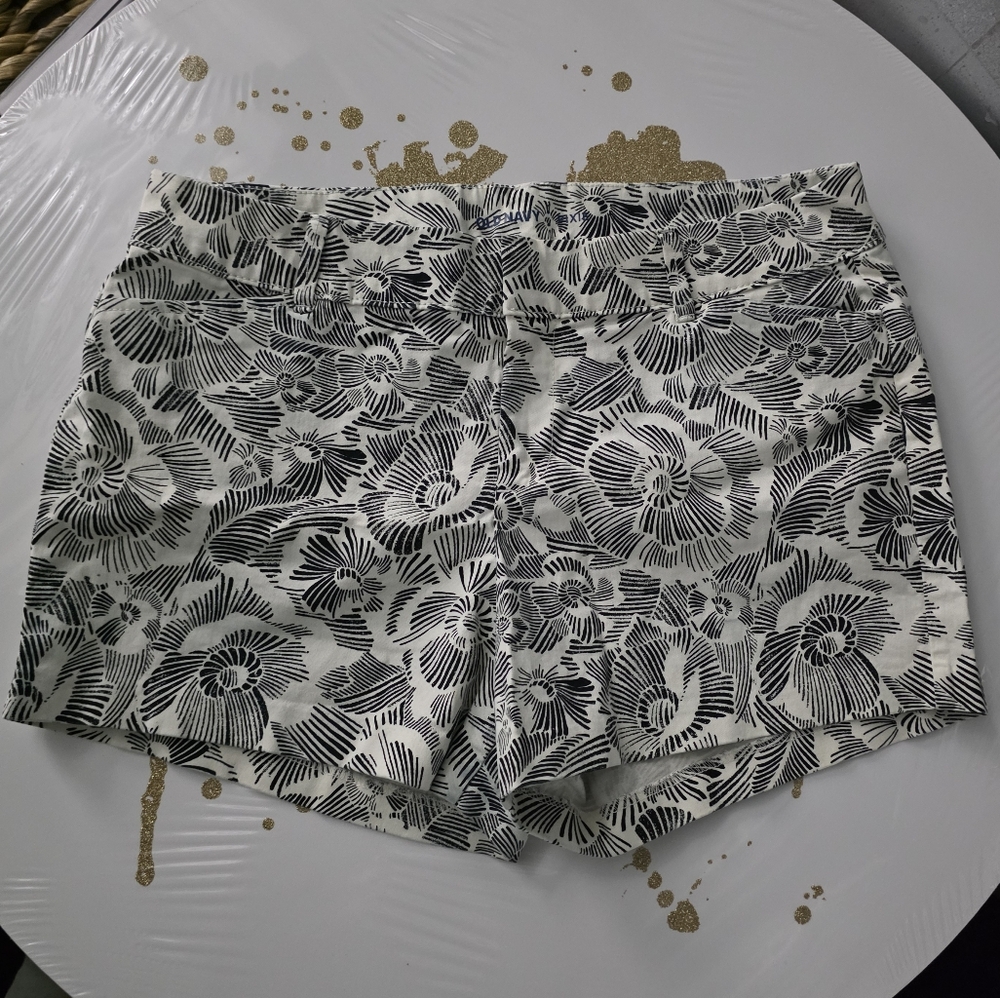 Floral Black and White Women's Shorts